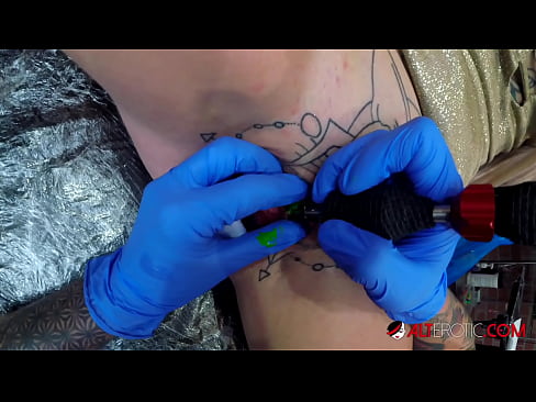 ❤️ Äärimmäisen tatuoitu hottie Sully Savage sai tatuoinnin klitorikseen Porno at porn fi.shufflesex.ru